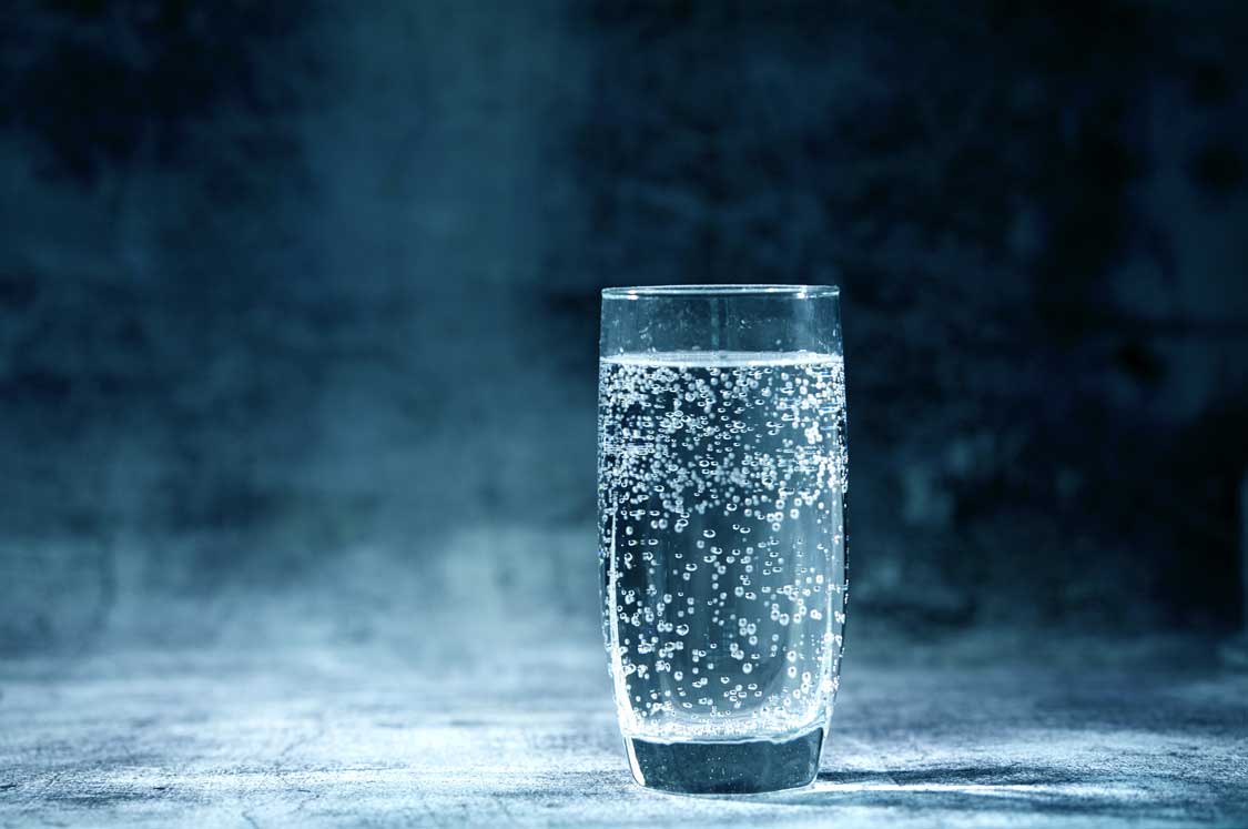 Wie versetzt man Wasser mit Kohlensäure?
