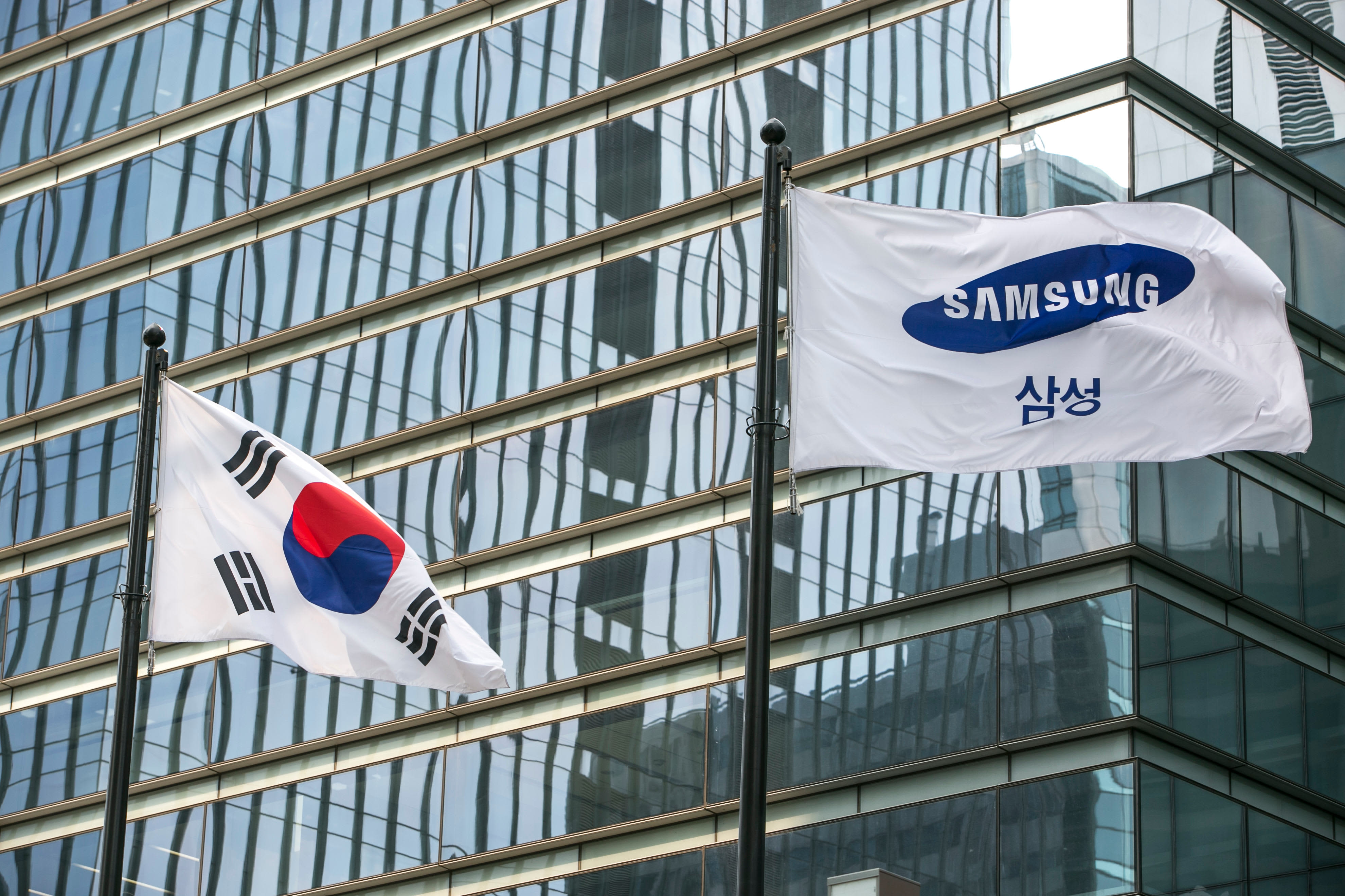 South Korea government, Samsung team up after Japan's export curbs on chip material