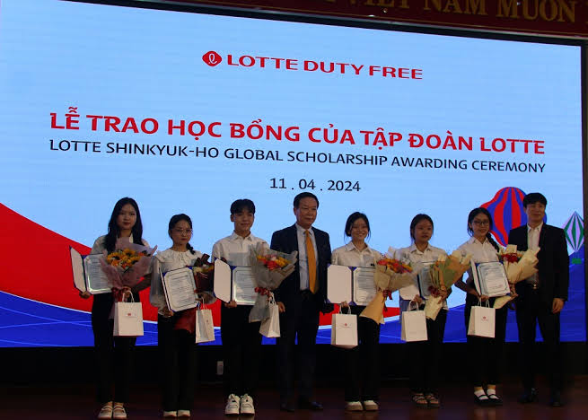 Tập đoàn Lotte trao gần 180 triệu học bổng cho sinh viên Đà Nẵng